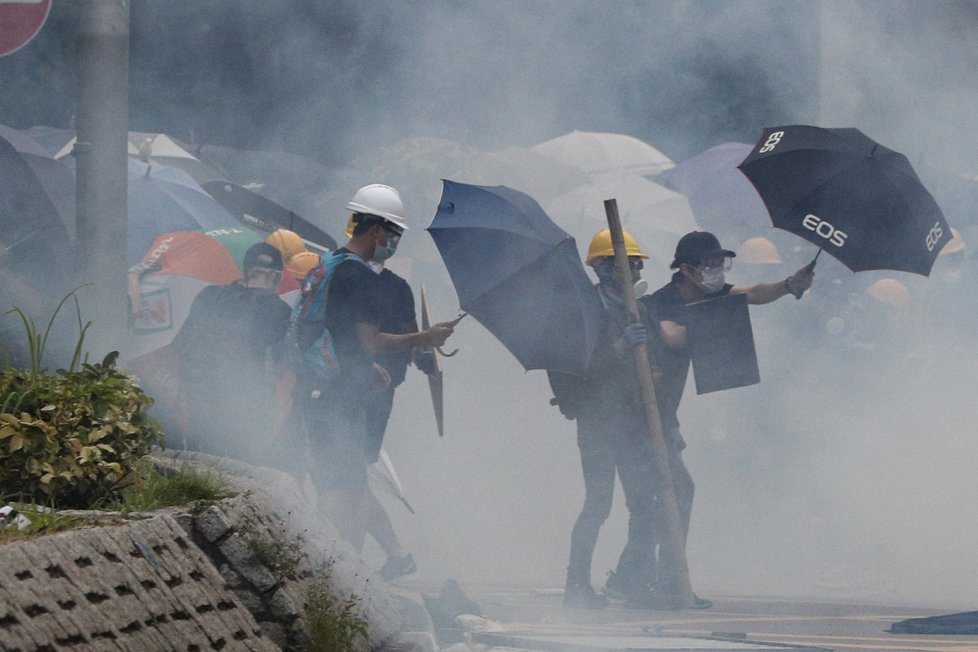 Demonstranti se v Hongkongu střetli s policií, ta použila slzný plny