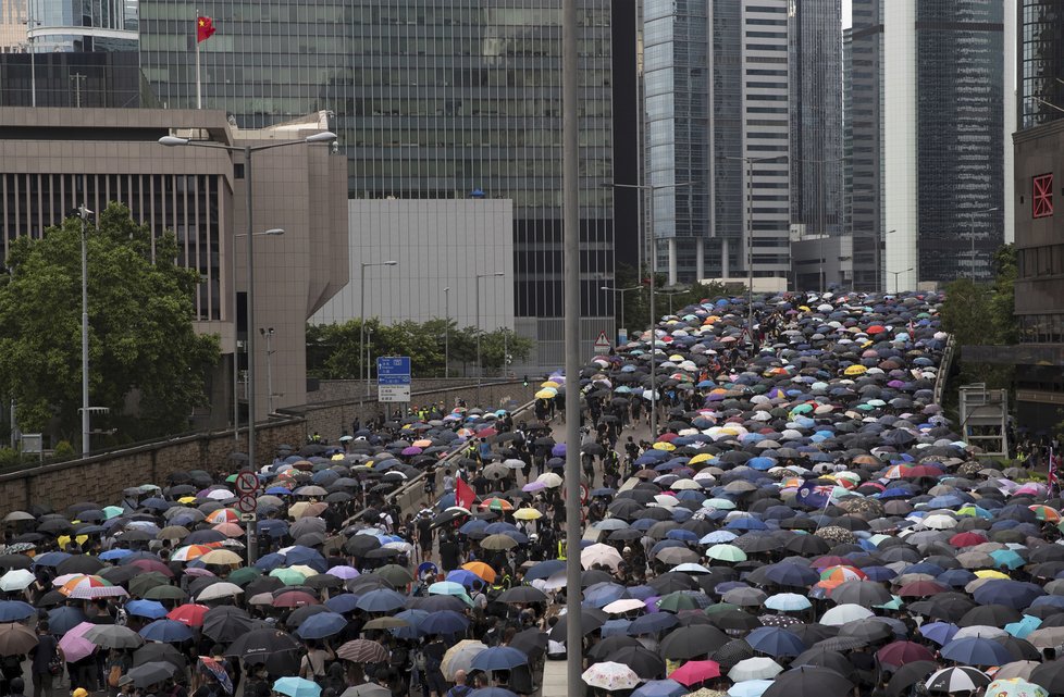 Jedna z mnoha demonstrací v Hongkongu, která vyvrcholila ostrými střety s policií (31.8.2019)