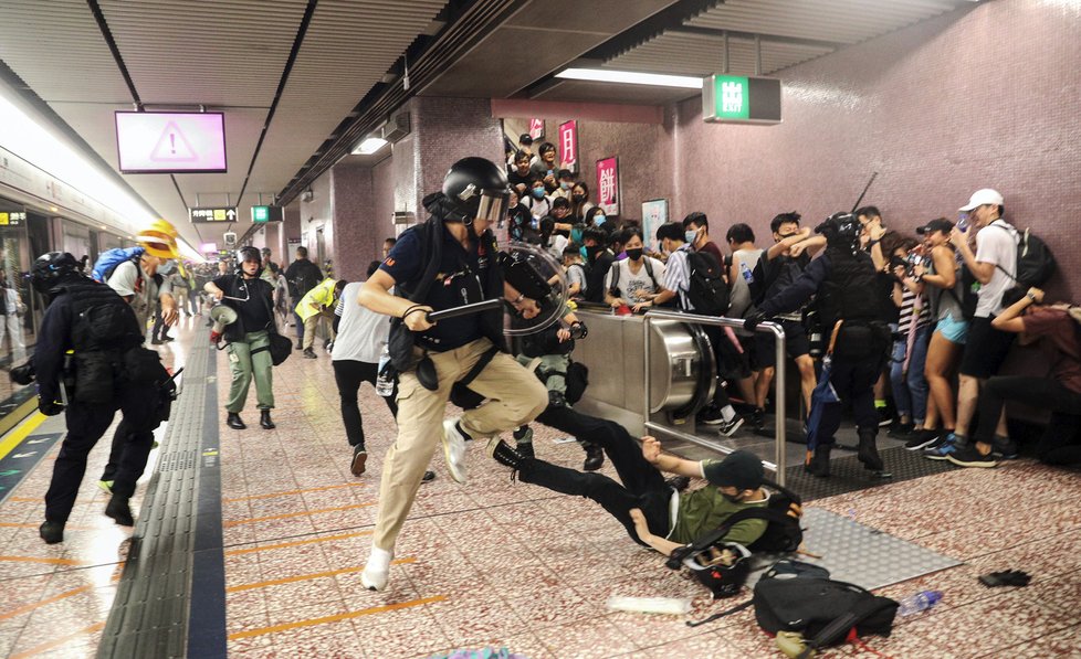 Demonstrace v Hongkongu vyvrcholila střety policie s demonstranty v metru (31.8.2019)