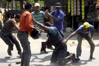 Krvavé foto z Bangladéše: Demonstranti se chystají ubít policistu