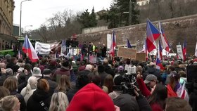 Ministr Výborný v jámě lvové: Vyrazil na demonstraci zemědělců před Úřad vlády