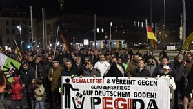 V Drážďanech opět demonstrovaly tisíce příznivců hnutí Pegida. Oproti minulému týdnu jich ale prý výrazně ubylo.