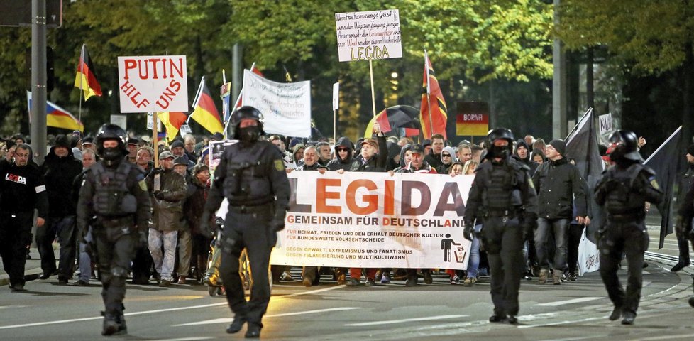 V Drážďanech opět demonstrovaly tisíce příznivců hnutí Pegida. Oproti minulému týdnu jich ale prý výrazně ubylo.