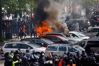 Zapálená auta a obří davy demonstrantů ve Francii. „Zvýšit platy, snížit ceny,“ bouřili Španělé