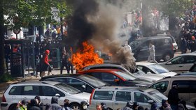 Zapálená auta a obří davy demonstrantů ve Francii. „Zvýšit platy, snížit ceny,“ bouřili Španělé