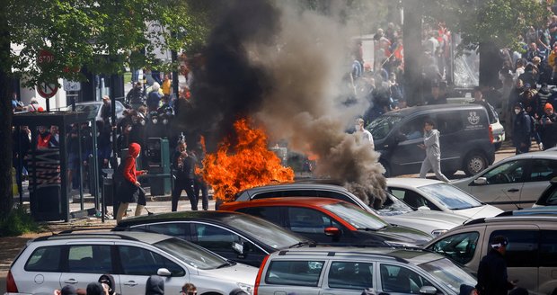 Zapálená auta a obří davy demonstrantů ve Francii. „Zvýšit platy, snížit ceny,“ bouřili Španělé