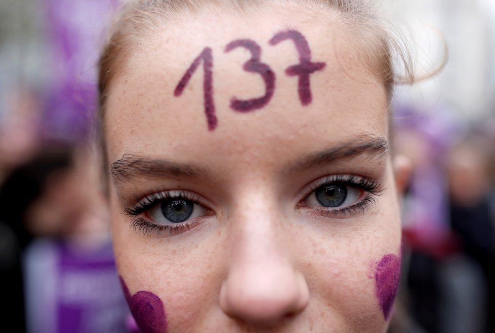 V Paříži se sešly tisíce lidí, demonstrovali proti násilí páchaném na ženách.