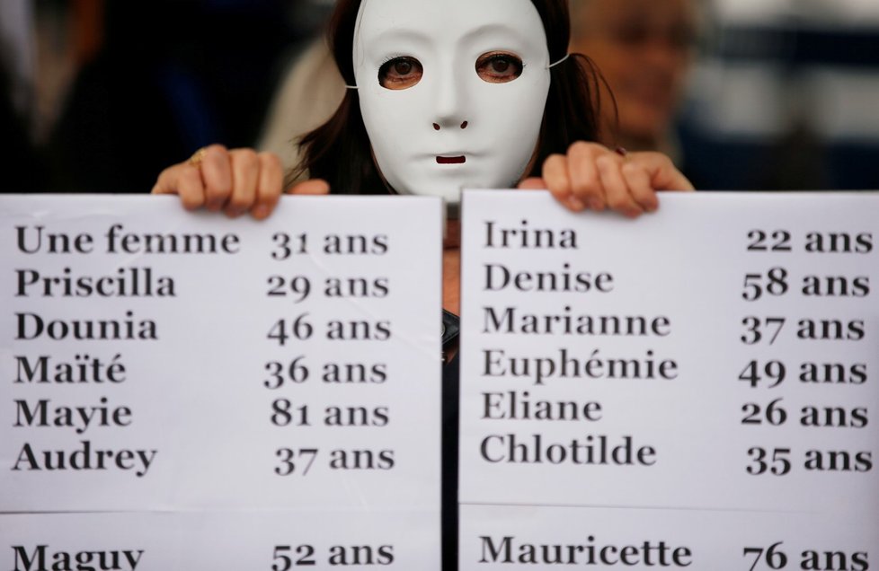 V Paříži se sešly tisíce lidí, demonstrovali proti násilí páchaném na ženách.