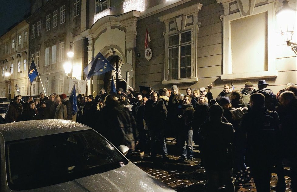 Demonstrace před Sněmovnou proti tomu, aby byl Zdeněk Ondráček šéfem komise pro kontrolu GIBS