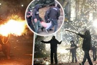 Zbitého politika v bezvědomí odvlekla policie. Válka v ulicích Gruzie se dál vyostřuje