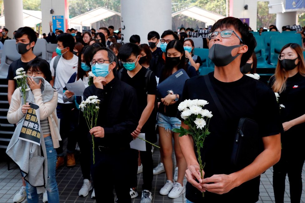 Smrt studenta vyvolala další protesty, demonstranti vzdávají úctu zesnulému Chow Tsz-Lokovi
