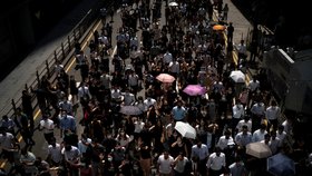 Demonstrace v Hong Kongu pokračují, lidé se postavili za policistou postřeleného studenta