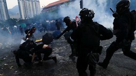 Demonstrace v Hong Kongu pokračují, lidé se postavili za policistou postřeleného studenta