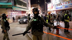 V Hongkongu pokračují střety mezi protestujícími a policií. Z polytechnické univerzity mezitím odešla další skupina demonstrantů. (22. 11. 2019)