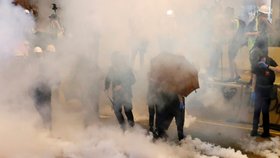 V Hongkongu pokračují střety mezi protestujícími a policií. Z polytechnické univerzity mezitím odešla další skupina demonstrantů. (22. 11. 2019)
