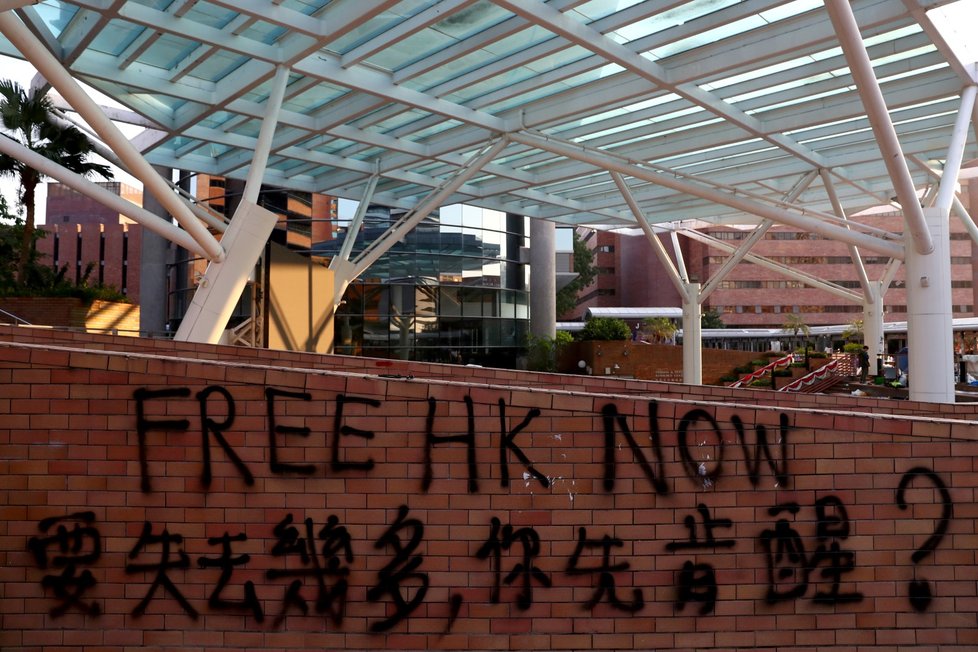 V Hongkongu pokračují střety mezi protestujícími a policií. Z polytechnické univerzity mezitím odešla další skupina demonstrantů. (22. 11. 2019)