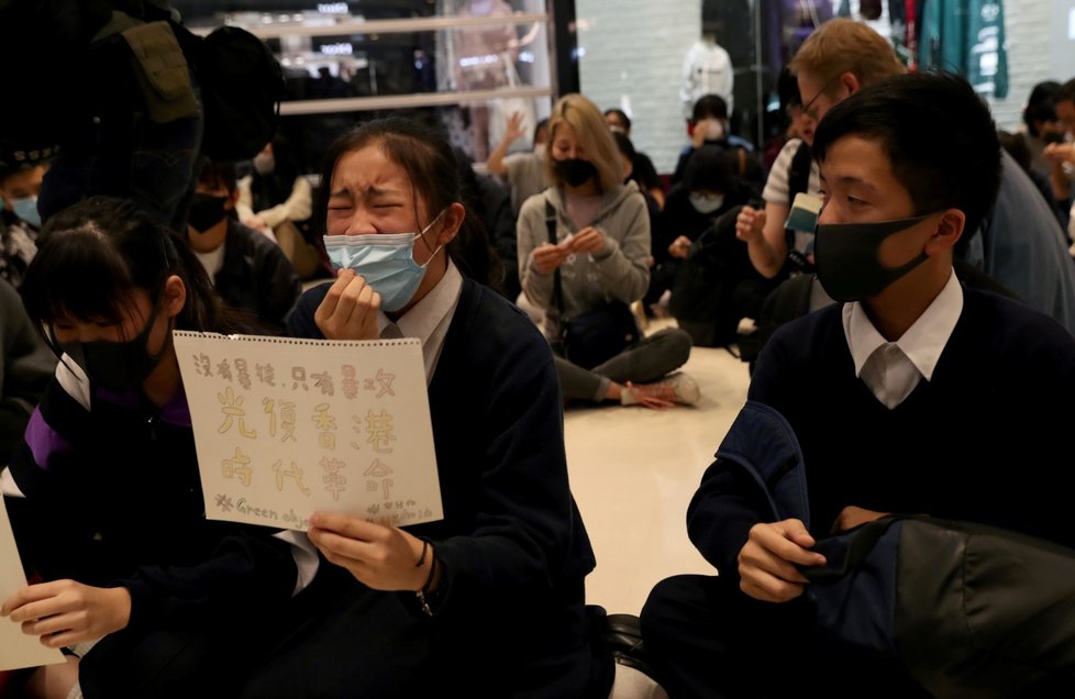 V Hongkongu pokračují střety mezi protestujícími a policií. Z polytechnické univerzity mezitím odešla další skupina demonstrantů. (22. 11. 2019)