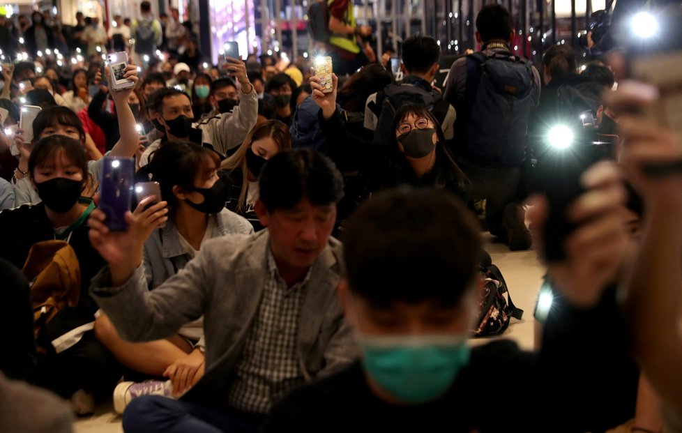 V Hongkongu pokračují střety mezi protestujícími a policií. Z polytechnické univerzity mezitím odešla další skupina demonstrantů. (22. 11. 2019)