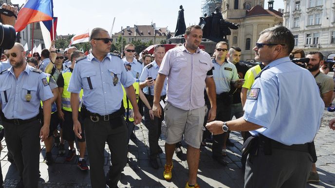 Dělnická strana sociální spravedlnosti (DSSS) uspořádala 8. srpna na Staroměstském náměstí v Praze demonstraci proti imigrační politice české vlády