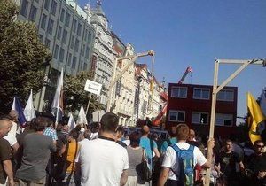 Účastníci demonstrace proti islámu a migraci 1. července v centru Prahy nesli makety šibenic
