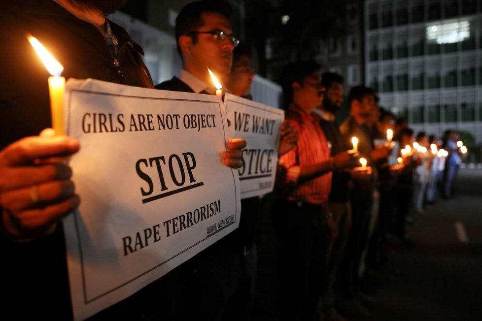 Lidé se se sešli k několika denní demonstraci proti znásilňování žen