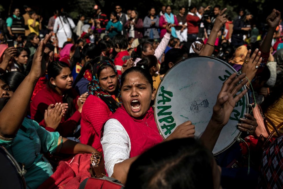 Lidé se se sešli k několika denní demonstraci proti znásilňování žen
