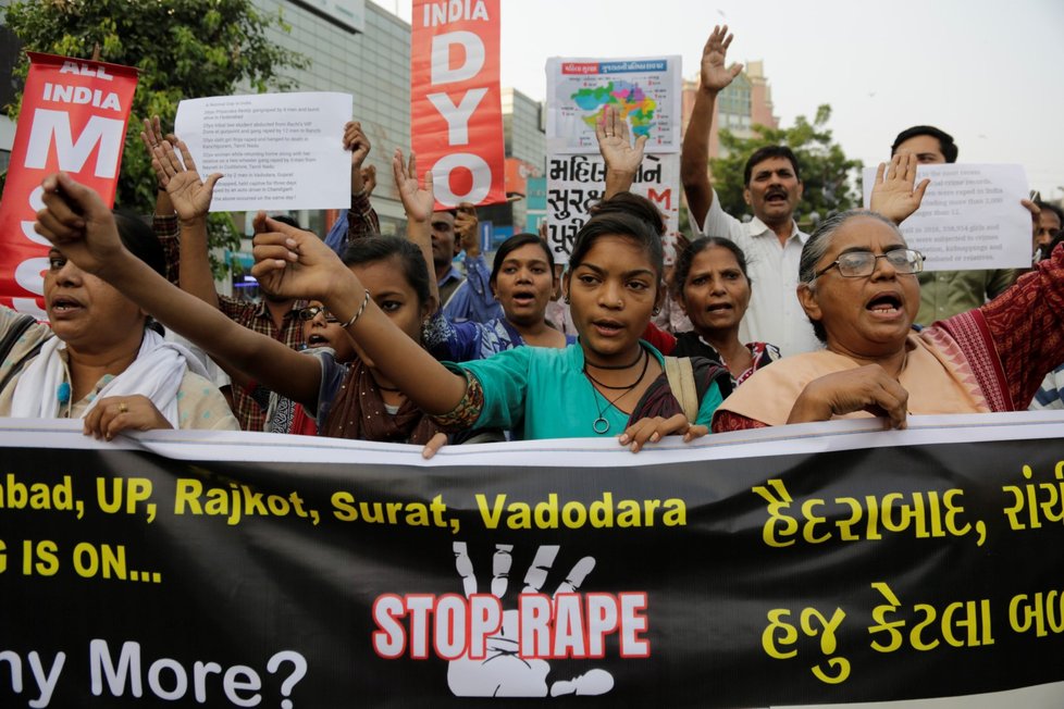 Lidé se se sešli k několikadenní demonstraci proti znásilňování žen.
