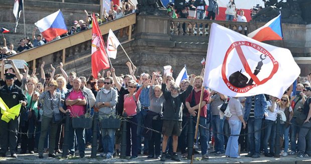 Uprchlíci rozdělili Prahu: Městem pochodovali odpůrci islámu i zastánci tolerance