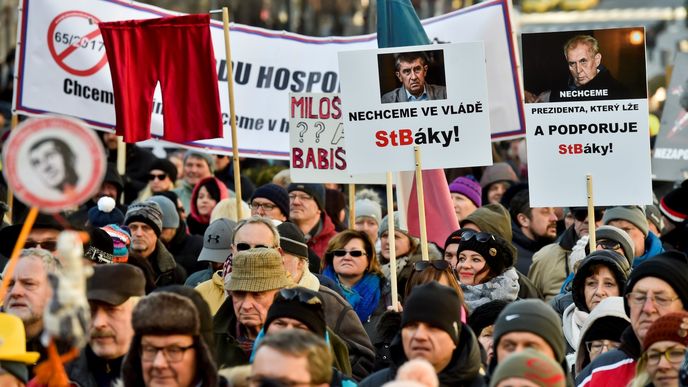 Výročí únorového převratu přimělo vyjít na demonstraci stovky lidí.