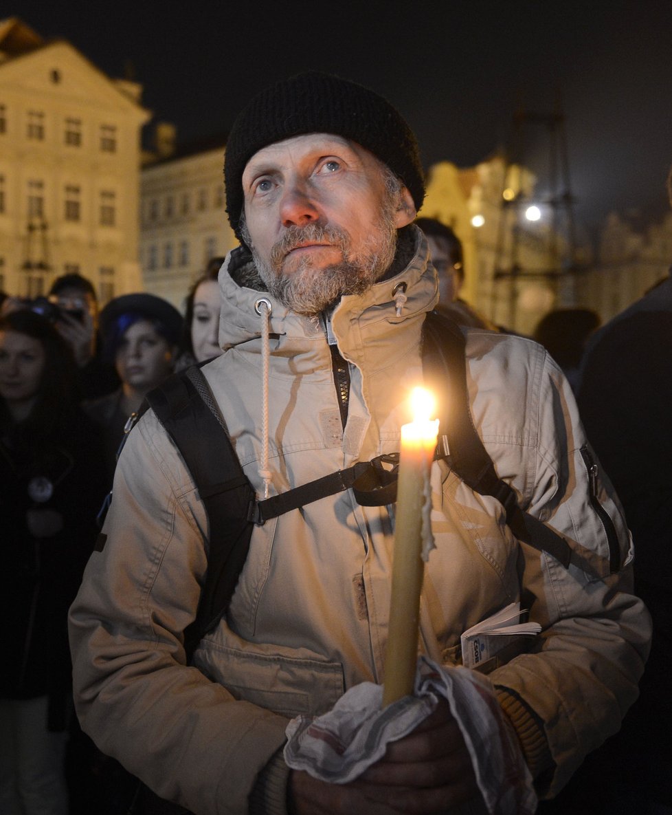 Lidé na Staroměstském náměstí také zapalovali svíčky za mrtvé na Ukrajině