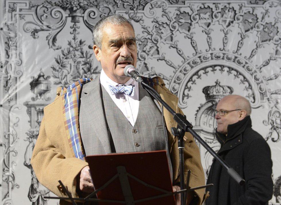 Karel Schwarzenberg promluvil ke stovkám lidí na Staroměstském náměsté