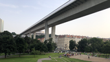 „Za zelenou, ne betonovou Folimanku!“ Občané Prahy 2 demonstrovali proti výstavbě areálu pod Nuselským mostem 
