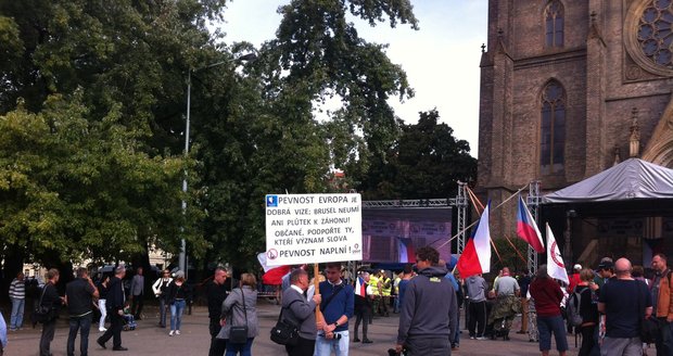 Demonstrace proti islamizaceise konala ve čtyřech městech, v Praze na náměstí Míru.