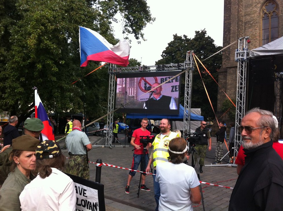 Demonstrace proti islamizaci se konala ve čtyřech městech, v Praze na náměstí Míru.