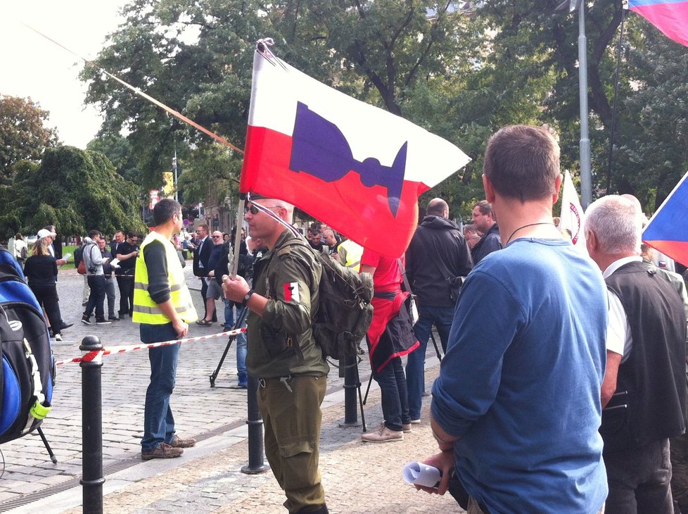 Demonstrace proti islamizaci se konala ve čtyřech městech, v Praze na náměstí Míru.