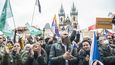Tisíce lidí v Praze demonstrovaly proti vládním opatřením. Většina lidí neměla roušky a nedodržovala rozestupy. S projevem vystoupil vedle zástupců podnikatelů, umělců, lékařů či studentů i bývalý prezident Václav Klaus.