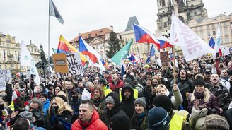 Tisíce lidí demonstrovaly v Praze proti vládním opatřením. Vystoupil i exprezident Klaus