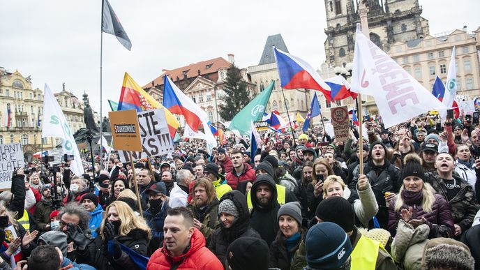 Tisíce lidí v Praze demonstrovaly proti vládním opatřením. Většina lidí neměla roušky a nedodržovala rozestupy. S projevem vystoupil vedle zástupců podnikatelů, umělců, lékařů či studentů i bývalý prezident Václav Klaus.