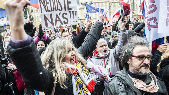 Uniklý návrh strategie státu pro boj z dezinformaci půsoní zatím dost bezradně. Na snímku demonstrace proti vládním opatřením v době covidové pandemie.