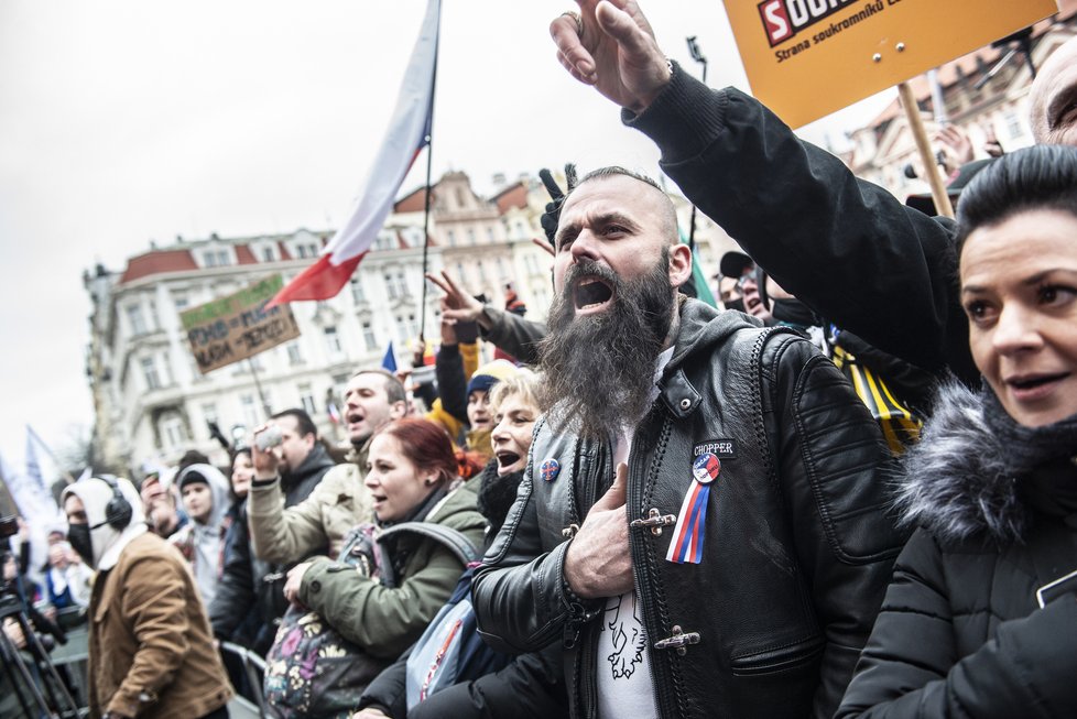 Tisíce lidí v Praze demonstrovaly proti vládním opatřením. Většina lidí neměla roušky a nedodržovala rozestupy. S projevem vystoupil vedle zástupců podnikatelů, umělců, lékařů či studentů i bývalý prezident Václav Klaus.