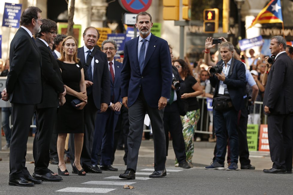 Španělský král Felipe se zúčastnil demonstrace, která měla symbolizovat jednotu Španělska proti terorismu. Konala se po útoku v Barceloně, během kterého zemřelo 15 lidí.
