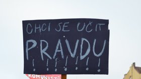 17. listopadu odpoledne demonstrovali v Českých Budějovicích studenti - asi 700 lidí - proti oranžovorudé koalici, která vnikla na kraji.