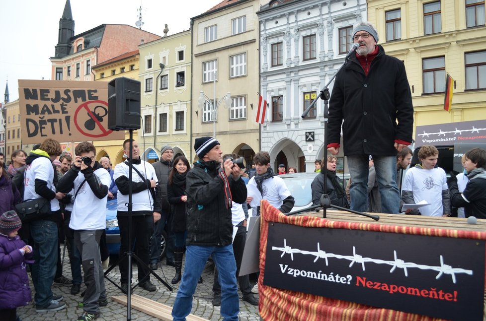 Na pódiu na náměstí se střídali řečníci, kteří podporovali ideu demonstrace.