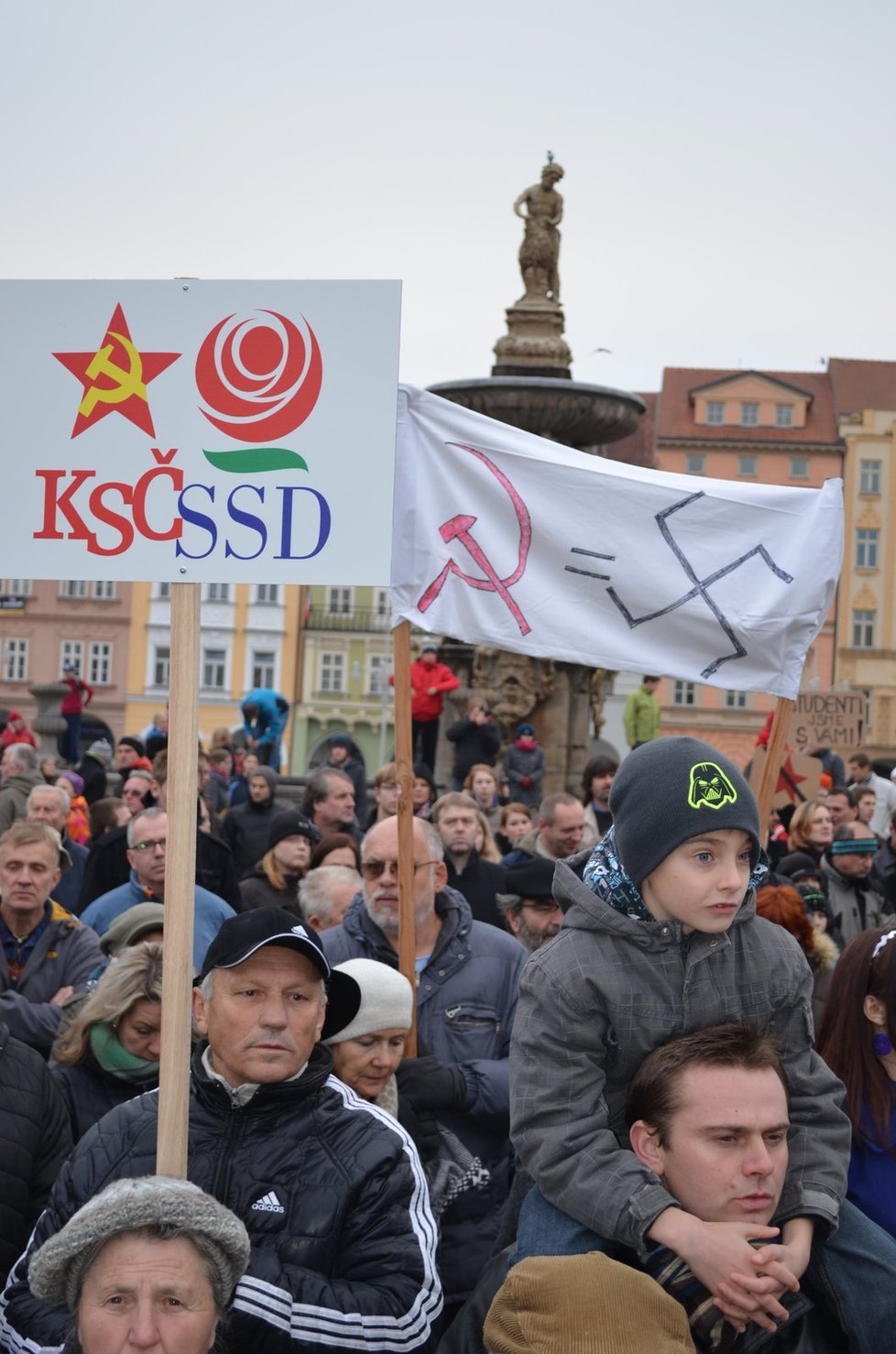 Demonstranti pro oranžovorudé koalici v Českých Budějovicích.