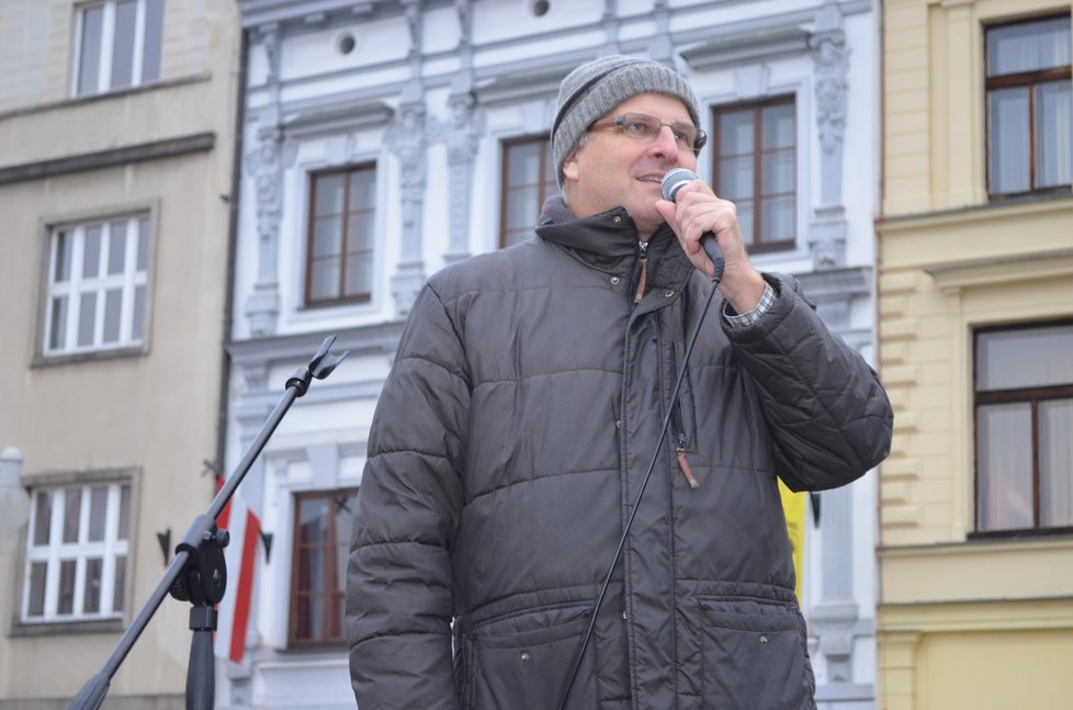 Demonstrace na náměstí Přemysla Otakara II. se zúčastnila i scénáristka Olga Sommerová, filmový kritik Jan Rejžek, senátor a ředitel jihočeského divadla Jiří Šesták, rektor Jihočeské univerzity Libor Grubhoffer a zástupci jihočeských středních škol a gymnázií.