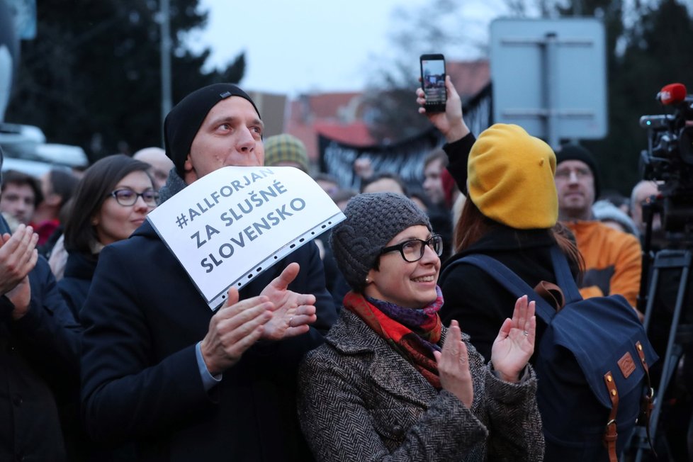 Stovky lidí se k demonstraci za nestranné a důsledné vyšetření vraždy novináře Jána Kuciaka sešlo i před slovenskou ambasádou v Praze.