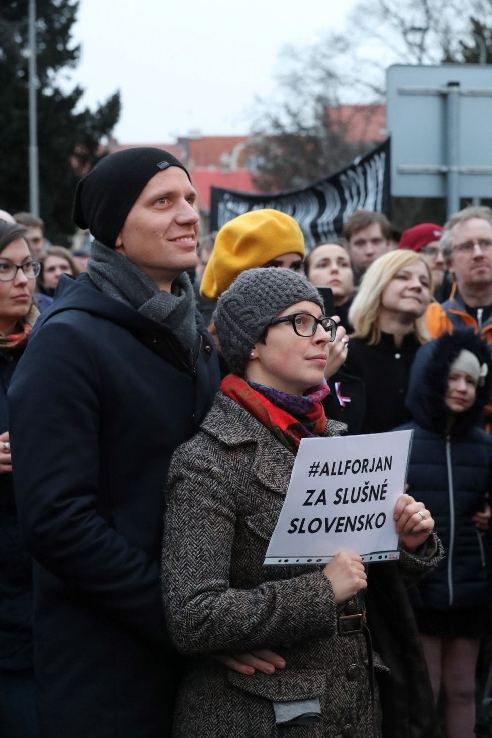 Stovky lidí se k demonstraci za nestranné a důsledné vyšetření vraždy novináře Jána Kuciaka sešlo i před slovenskou ambasádou v Praze