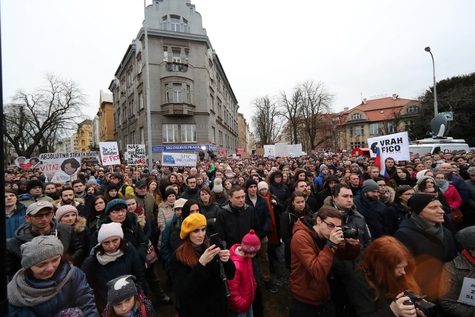 Stovky lidí se k demonstraci za nestranné a důsledné vyšetření vraždy novináře Jána Kuciaka sešlo i před slovenskou ambasádou v Praze.