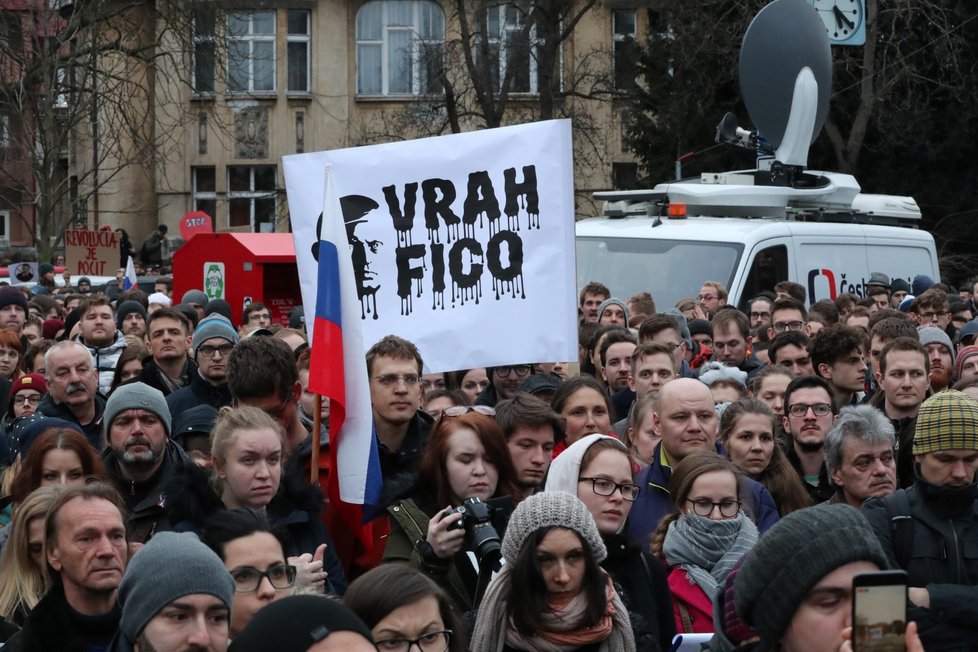 Protest v Praze: Stovky lidí demonstrovaly před slovenskou ambasádou po vraždě Jána Kuciaka a jeho snoubenky.