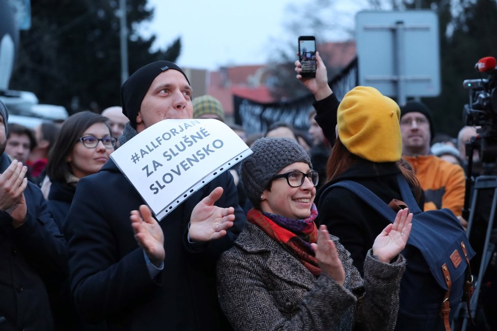 Stovky lidí se k demonstraci za nestranné a důsledné vyšetření vraždy novináře Jána Kuciaka sešlo i před slovenskou ambasádou v Praze